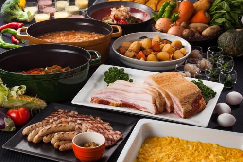 Una mesa con diferentes tipos de comida en platos. en Premier Hotel CABIN PRESIDENT Osaka, en Osaka