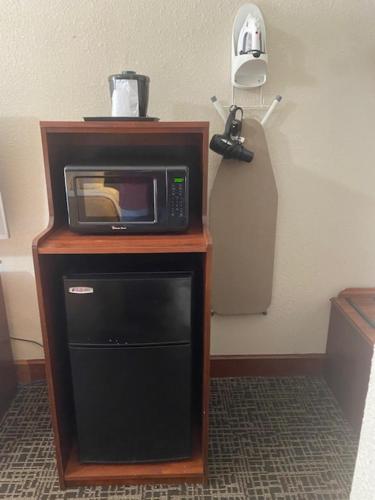 a microwave sitting on top of a wooden stand at Andy Griffith Parkway Inn in Mount Airy
