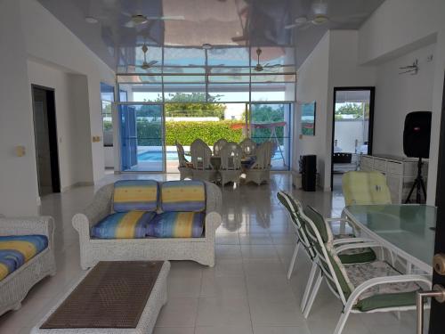a living room with couches and a table and chairs at Casa Condominio Santa Ana Girardot Flandes Espinal in Flandes
