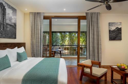 sypialnia z łóżkiem i balkonem w obiekcie Amatak Boutique Hotel w Siem Reap