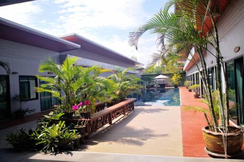 Κήπος έξω από το Mayor Hotel Villa Cha Am