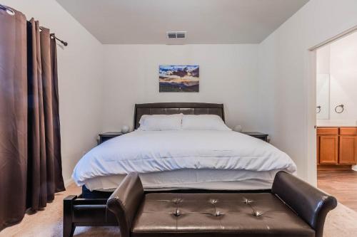 מיטה או מיטות בחדר ב-Exclusive 5Bedroom Home perfect for groups with Free Parking, Outdoor Dining and Free Arcade Games!