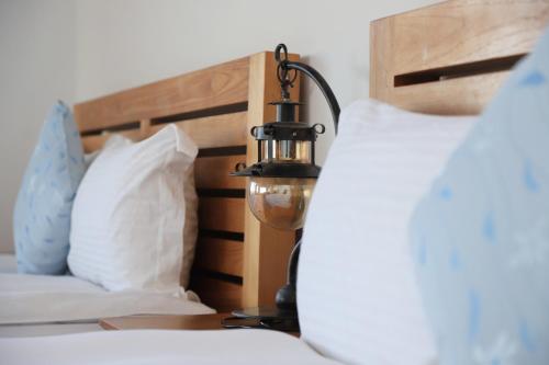 una lampada posta sopra un letto con cuscini di Alishan B&B YunMinGi a Fenchihu