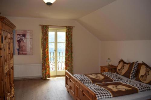 A bed or beds in a room at Landhaus Seeleiten am Millstätter See