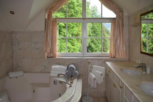 A bathroom at Landhaus Seeleiten am Millstätter See