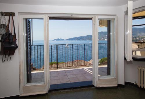 Kép NAUTILUS VISTA MARE MOZZAFIATO a 180 GRADI- POSTO AUTO PRIVATO - 2 CAMERE MATRIMONIALI più 1 DIVANO LETTO SINGOLO-SKY,NETFLIX-WIFI 200MG szállásáról Rapallóban a galériában