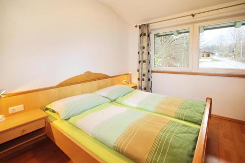 um quarto com uma cama, uma janela e uma secretária em holiday home, Itter em Itter