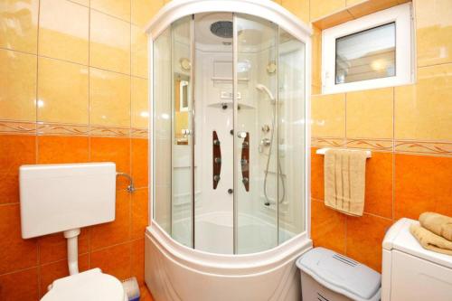 Ένα μπάνιο στο Holiday Home in Trogir with Sea View