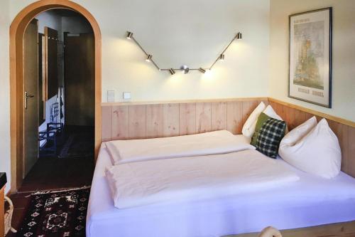 Llit o llits en una habitació de Landhaus Salzburg, Dienten