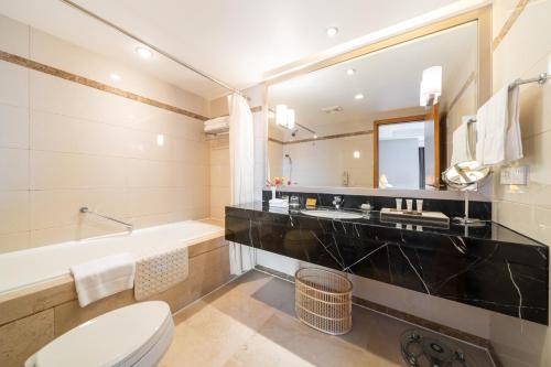 A bathroom at Maritim Hotel Taicang Garden