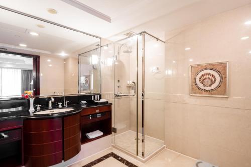 a bathroom with a shower and a sink at Maritim Hotel Taicang Garden in Taicang