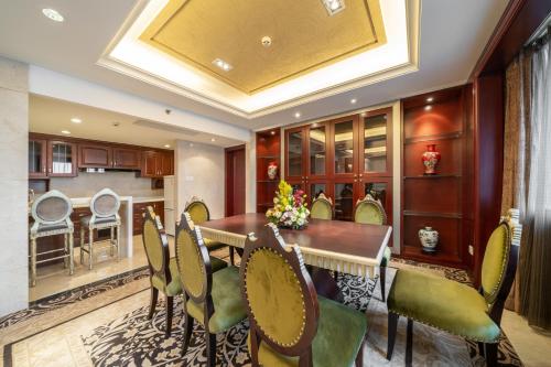 a dining room with a table and chairs at Maritim Hotel Taicang Garden in Taicang