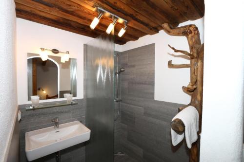 Ett badrum på Holiday home Lieslhütte, Grossarl