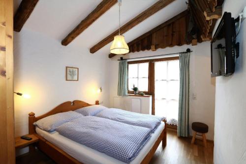 een slaapkamer met een bed en een groot raam bij Holiday home Lieslhütte, Grossarl in Grossarl