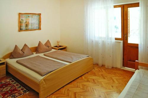 ein Schlafzimmer mit einem Bett in einem Zimmer mit einem Fenster in der Unterkunft Apartments Adelheid, Biograd in Biograd na Moru