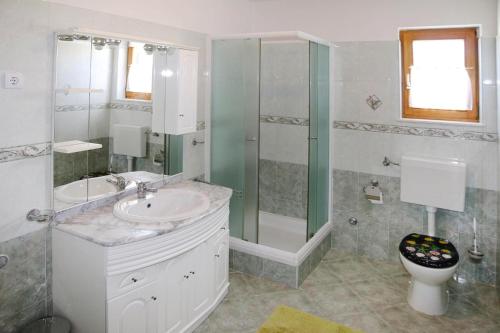 ein Bad mit einem Waschbecken, einer Dusche und einem WC in der Unterkunft Apartments Adelheid, Biograd in Biograd na Moru