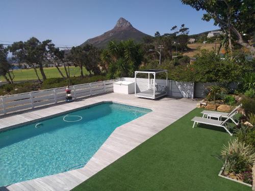 Gallery image of Camps Bay Loft with Stunning Mountain and Ocean Views in Cape Town