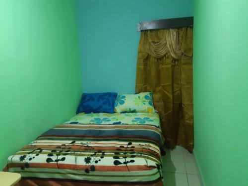 a small bed in a room with a curtain at HOTEL EL EDEN in Guatemala