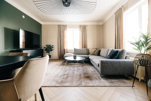 sala de estar con sofá y mesa en Lilla Rantala, luksusmajoitus keskustassa en Seinäjoki