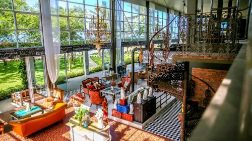 un salon avec un escalier dans une maison dans l'établissement Summer Luxury Beach Resort & Spa, à Baan Tai