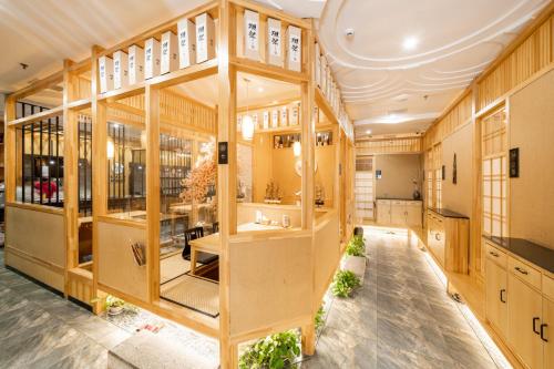 a large kitchen with wooden walls and a ceiling at Maritim Hotel Taicang Garden in Taicang