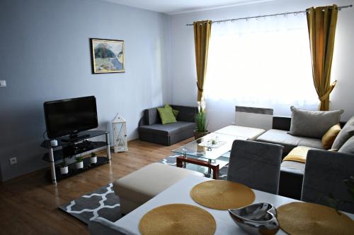 uma sala de estar com um sofá e uma mesa em Hodak em Białka Tatrzanska