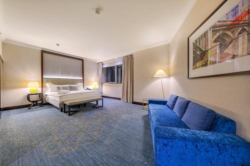  InterContinental Warszawa, an IHG Hotel -  Room  picture :   Tea/Coffee maker    Minibar    Shower                           