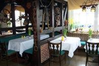 een restaurant met 2 tafels en stoelen in een kamer bij Gasthaus Rogge in Lemgo