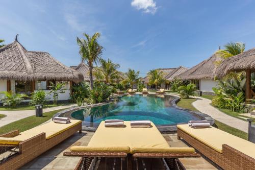 Peldbaseins naktsmītnē Emocean Beach Boutique Dive Resort vai tās tuvumā