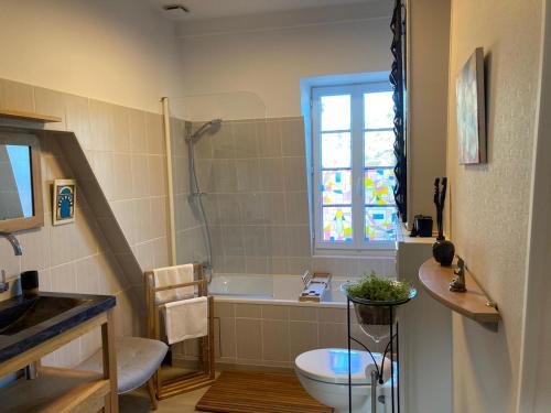 W łazience znajduje się prysznic, toaleta i umywalka. w obiekcie La Maison Carpe Diem w mieście Les Andelys
