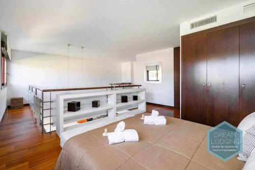 1 dormitorio con 1 cama con 2 toallas en Monte Laguna Dream Lodging, en Vilamoura