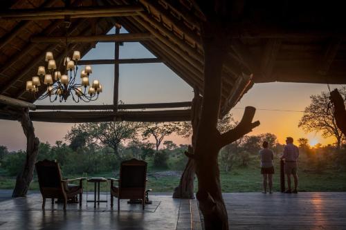 Matahari terbit atau terbenam yang dilihat dari lodge atau berdekatan