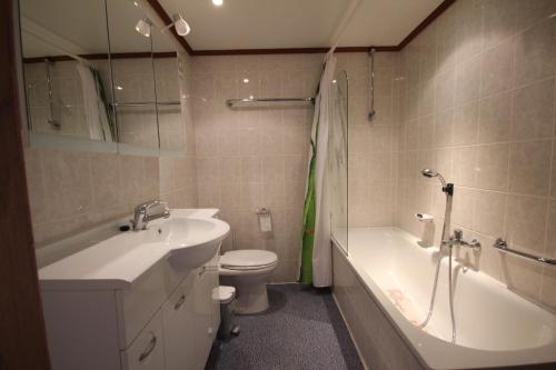 une salle de bain avec un lavabo, une baignoire et des toilettes dans l'établissement Spacieuse Maison d'angle dans domaine des TAMARIS 5 pièces 6 á 7 couchages WIFI- Accès payant pour piscines-animation - PORTIRAGNES PLAGE LRTAMJ37, à Portiragnes