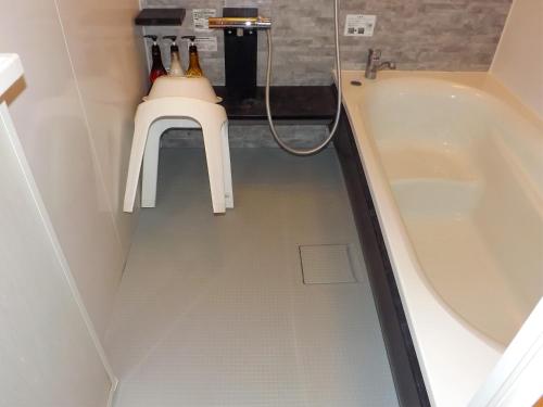Holiday Home Fu في ناكيجين: حمام صغير مع حوض ومغسلة