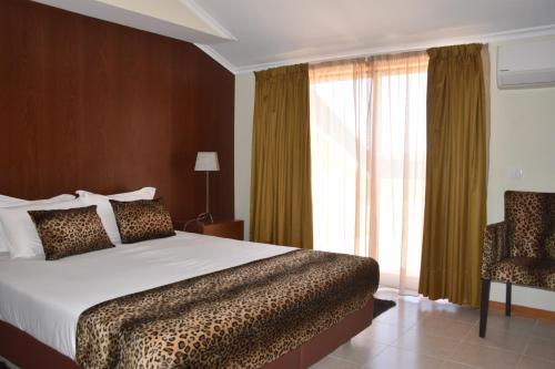 A bed or beds in a room at QH Praia de Quiaios