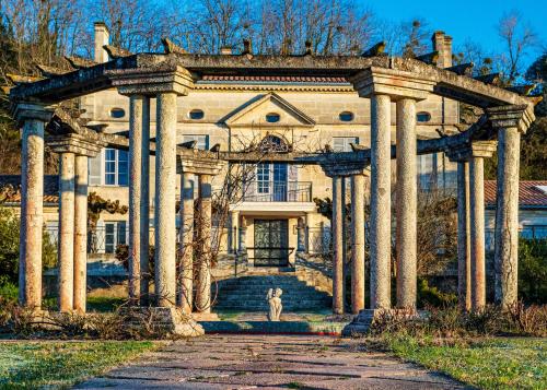 a building with a dog in front of it at Villa Bacchus in Bourg-sur-Gironde