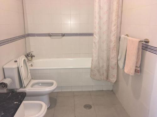 Kúpeľňa v ubytovaní Apartment 350 meters from Playa del Cura