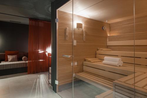 uma sauna com uma porta de vidro num quarto em EmiLu Design Hotel em Stuttgart