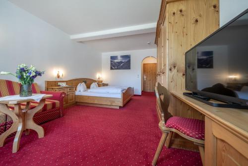 Hotel Similaun tesisinde bir odada yatak veya yataklar