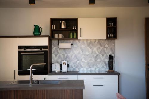 A kitchen or kitchenette at Wood Apartments by Trendlbrugger