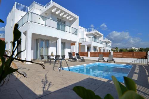 une villa avec une piscine et une maison dans l'établissement Coral Bay Villa 4, walking distance to Coral Bay, à Peyia