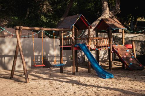 einen Spielplatz mit Rutsche und Rutsche in der Unterkunft WHITE SHARK RESORT in Ponta do Ouro