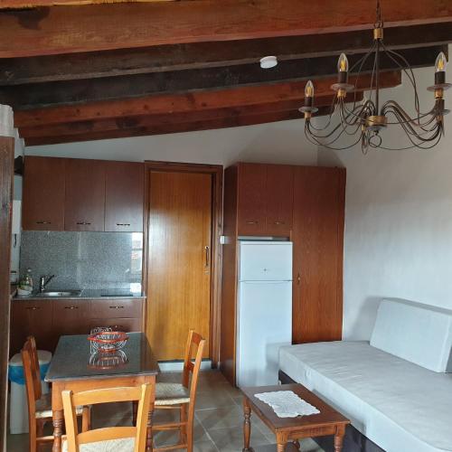 Vasilopoulos Houseにあるキッチンまたは簡易キッチン