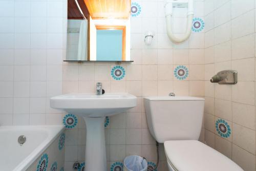 Ένα μπάνιο στο Apartamentos Lake Placid 3000