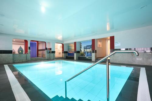 ein großer Pool in einem Haus in der Unterkunft Hotel Ritter Badenweiler in Badenweiler