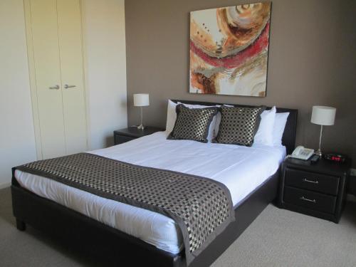 Vuode tai vuoteita majoituspaikassa RNR Serviced Apartments Adelaide - Sturt St