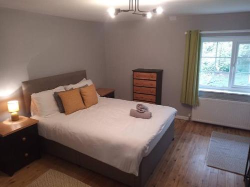 A bed or beds in a room at Spacious Country Cottage with 3 Double Bedrooms