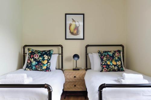 Postel nebo postele na pokoji v ubytování Holyrood New Apartment
