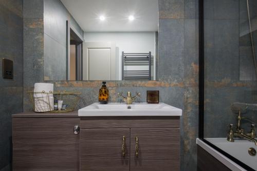 Kylpyhuone majoituspaikassa Holyrood New Apartment