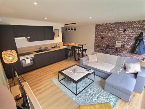 un salon avec un canapé et une table dans l'établissement Atypique coeur de Vannes avec jardin, à Vannes